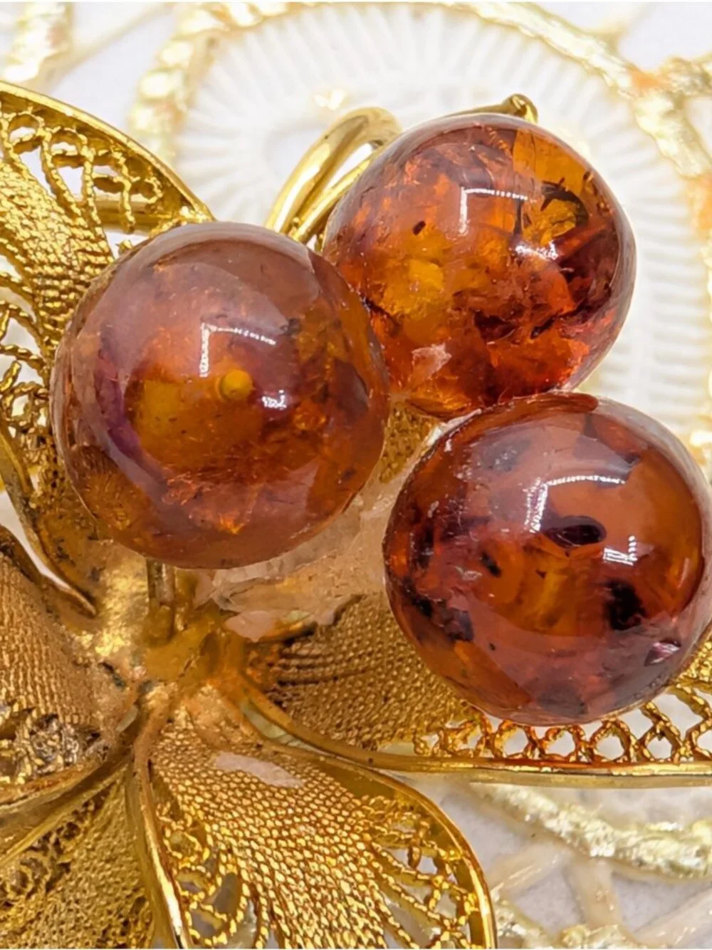 VTG Brooch Pendant Genuine Baltic Amber Berries Goldtone Filigree Leaf Natural